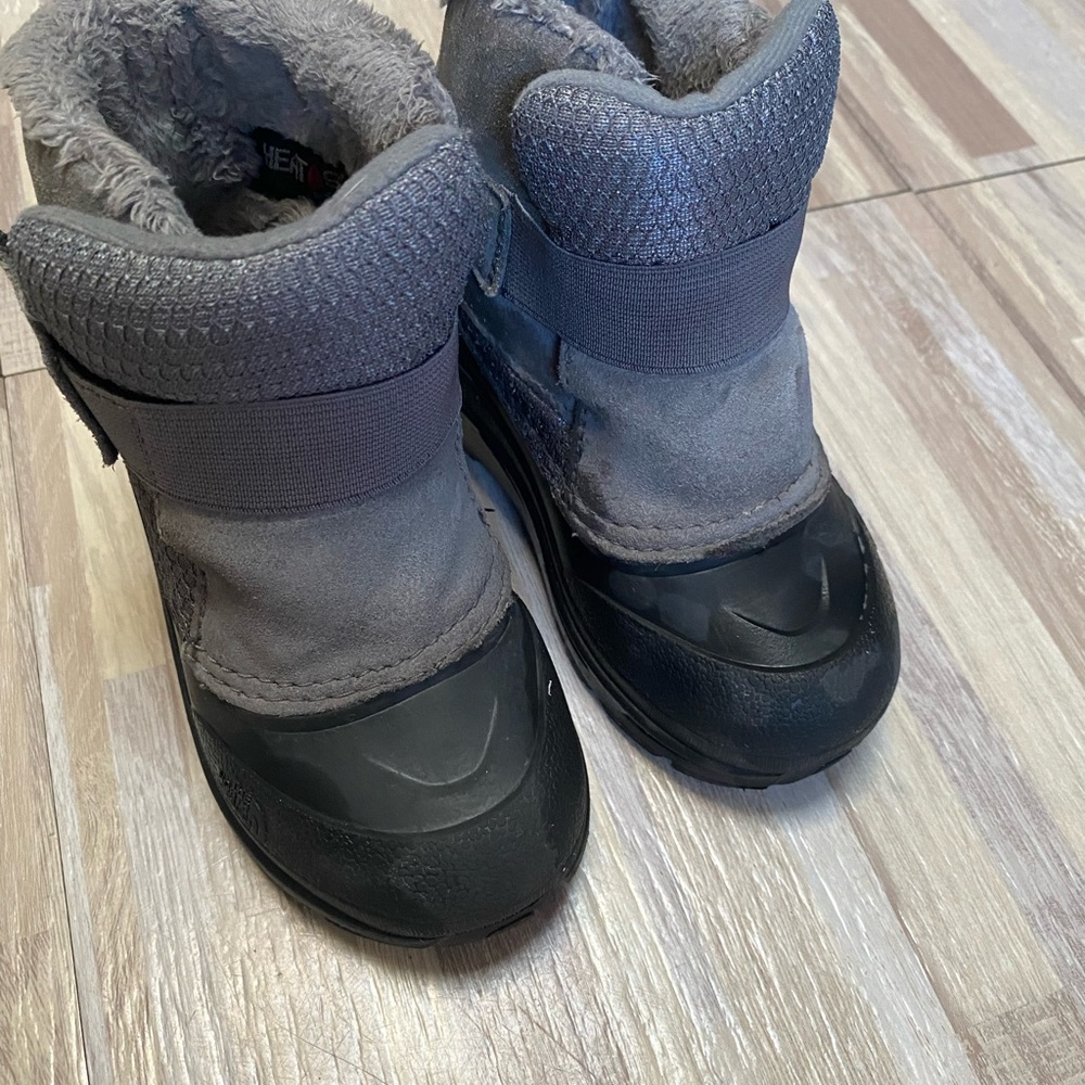 Size 9 toddler north face snow boots